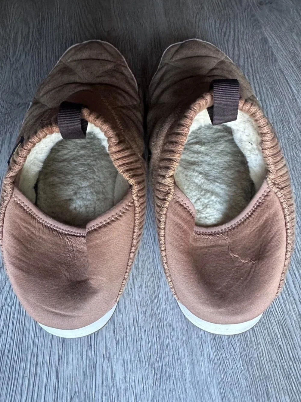 Teva Men’s Size 10 brown quilted slip-on shoes with shearling lining